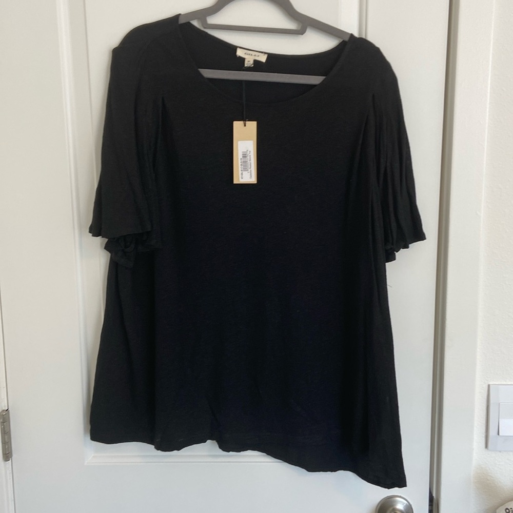 Gilli 3X pleated short sleeve black top with a tag.